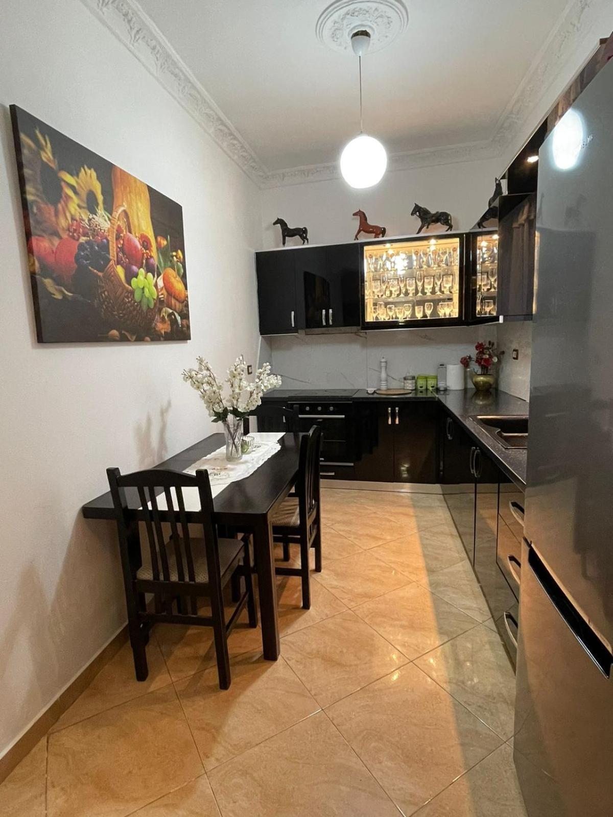 Anel'S Guesthouse Берат Екстер'єр фото