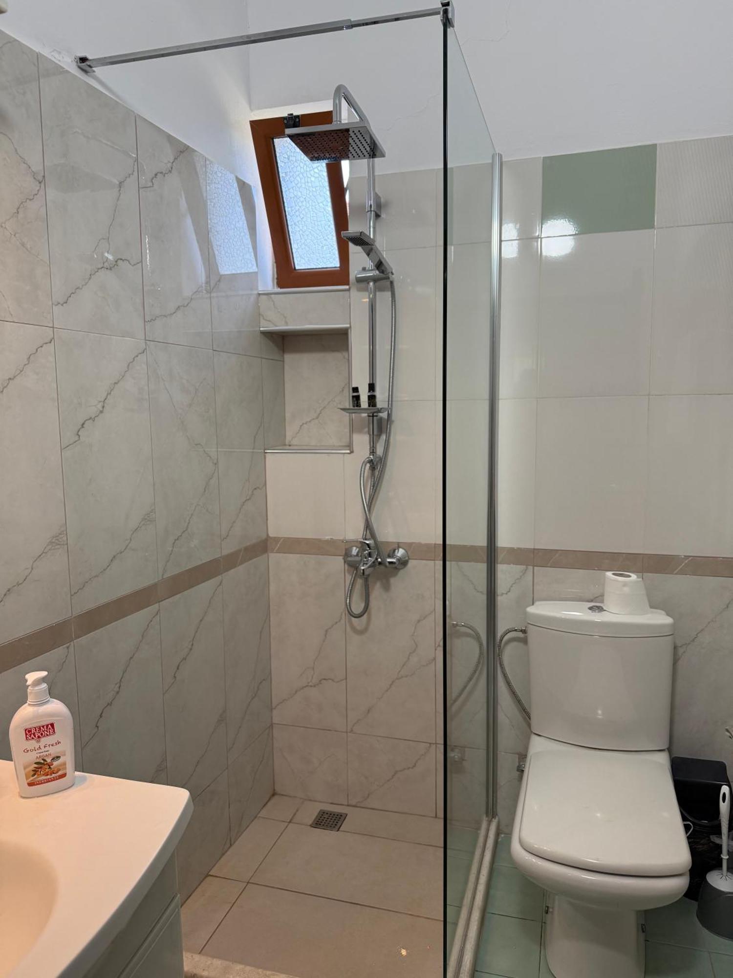 Anel'S Guesthouse Берат Екстер'єр фото