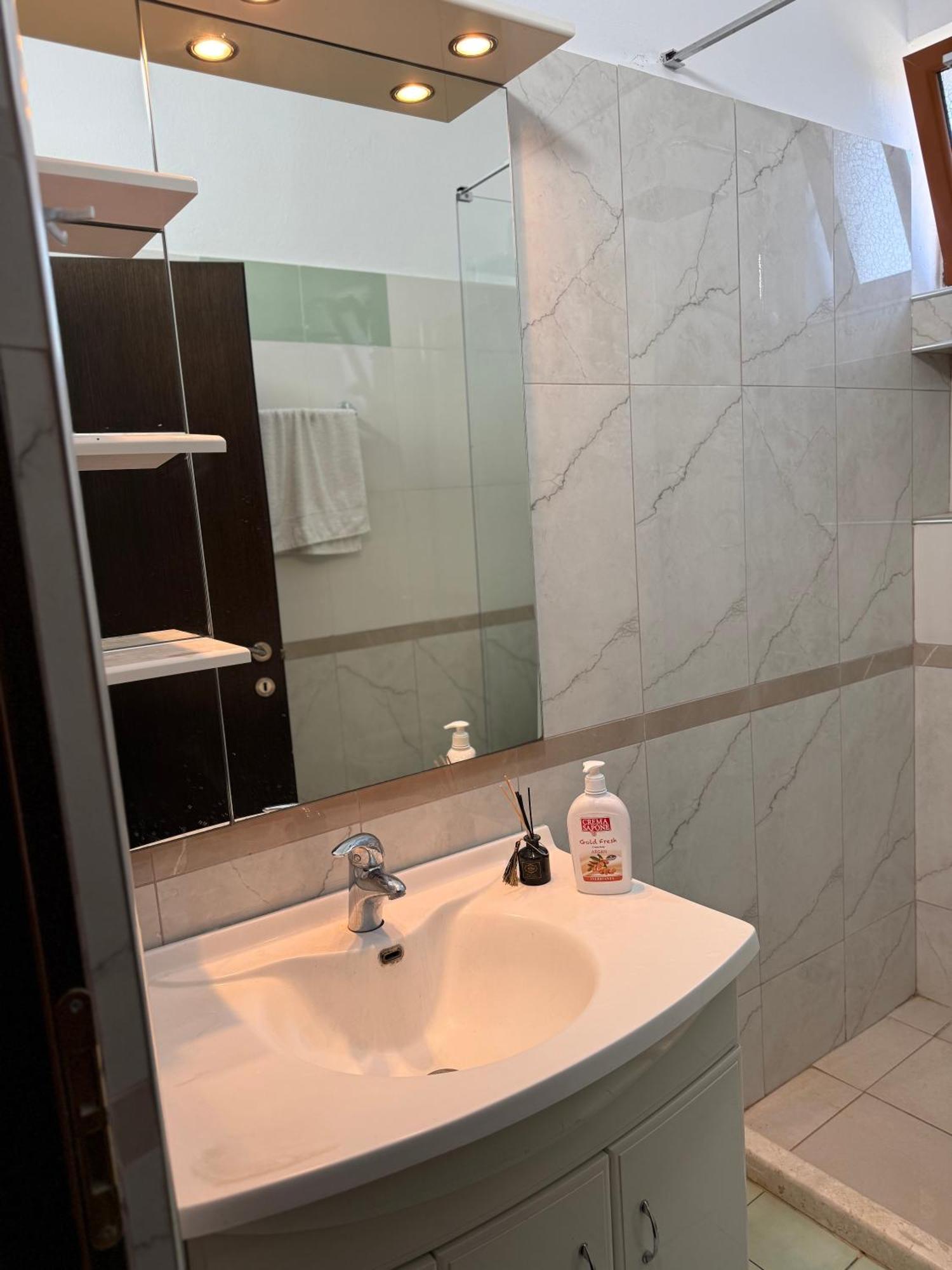 Anel'S Guesthouse Берат Екстер'єр фото