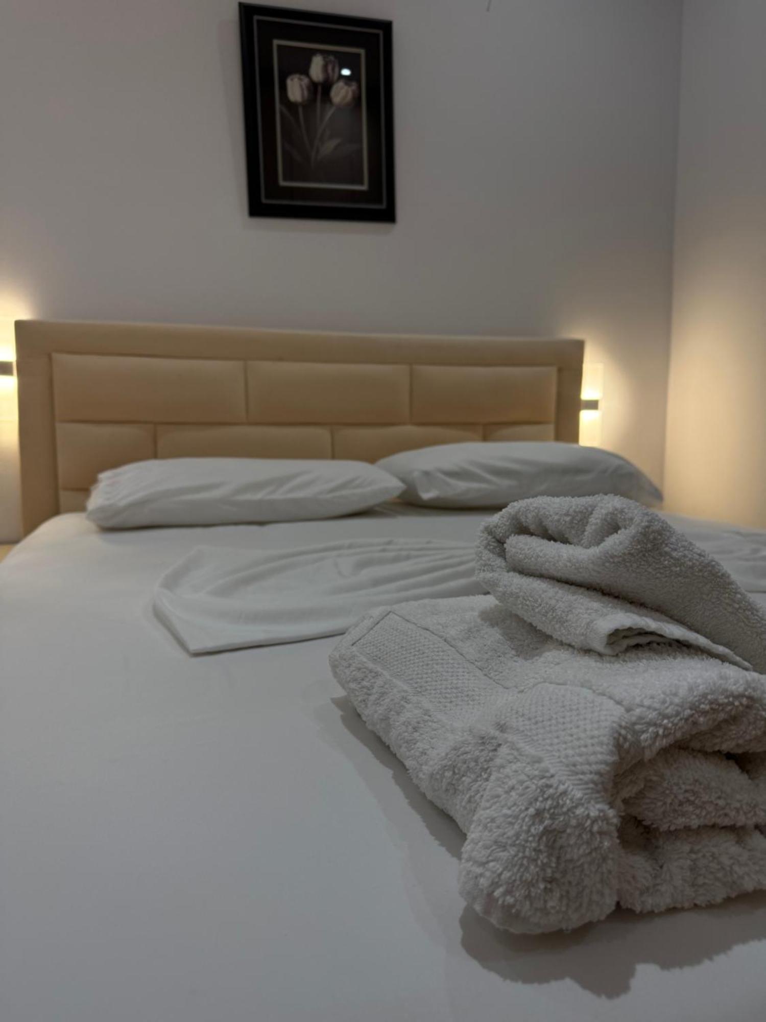 Anel'S Guesthouse Берат Екстер'єр фото